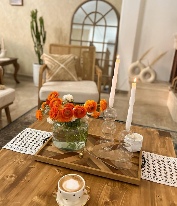 چیدمان ساده و زیبای میزها
