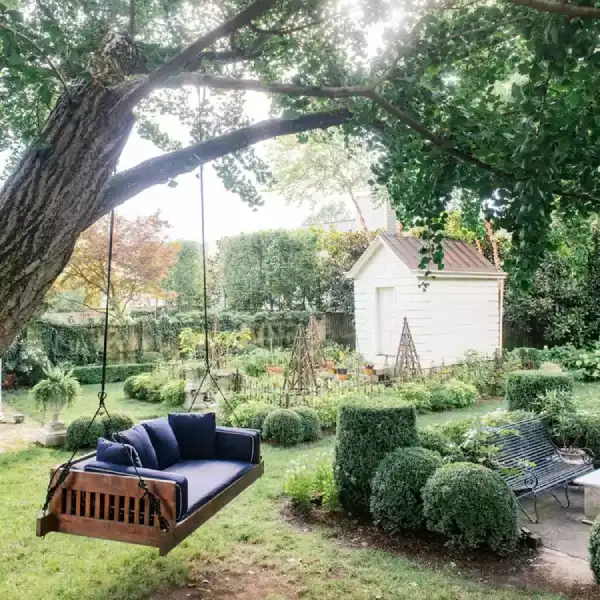 نصب کردن تاب و متصل کردن آن به درخت داخل حیاط