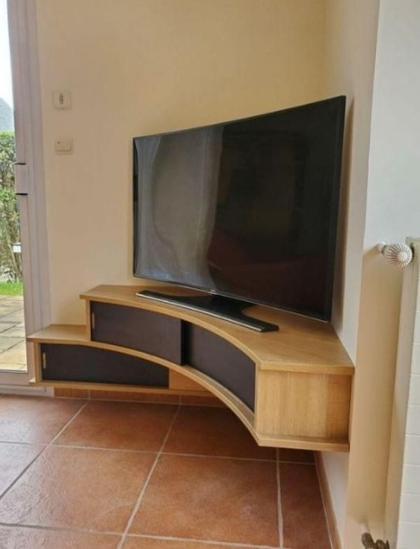 میز تلویزیون برای کنج دیوار 