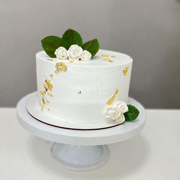 کیک سفید مینیمال برای عید غدیر عروس