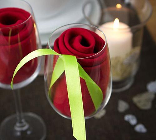 عکس تزیین دستمال سفره داخل لیوان مدل گل رز