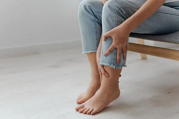 کمبود کدام ویتامین باعث درد ساق پا میشود؟ برای تقویت ساق پا چه بخوریم؟ 4 کمبود ویتامین B1؛ اولین علت درد ساق پا و گرفتگی ماهیچهها